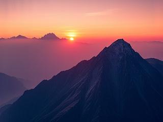 夕焼けに染まる高山の写真