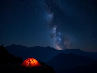 星空の下のテントと山